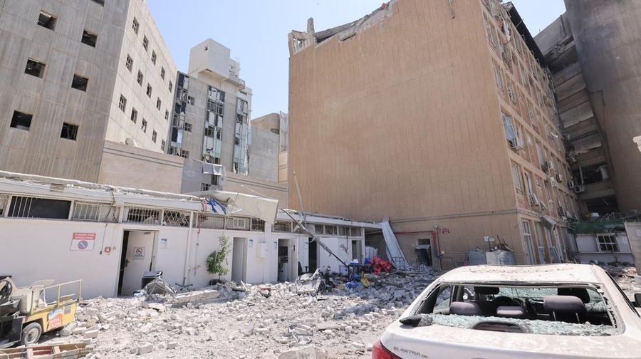 Suasana kompleks rumah sakit Soroka setelah terkena rudal yang ditembakkan dari Iran di Beer Sheva, Israel, Kamis (19/6/2025). (Marc Israel Sellem/Pool via REUTERS)