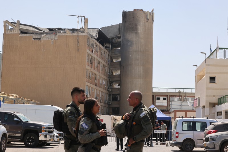 Suasana kompleks rumah sakit Soroka setelah terkena rudal yang ditembakkan dari Iran di Beer Sheva, Israel, Kamis (19/6/2025). (Marc Israel Sellem/Pool via REUTERS)