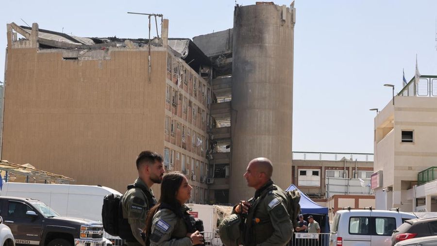 Suasana kompleks rumah sakit Soroka setelah terkena rudal yang ditembakkan dari Iran di Beer Sheva, Israel, Kamis (19/6/2025). (Marc Israel Sellem/Pool via REUTERS) Suasana kompleks rumah sakit Soroka setelah terkena rudal yang ditembakkan dari Iran di Beer Sheva, Israel, Kamis (19/6/2025). (Marc Israel Sellem/Pool via REUTERS)