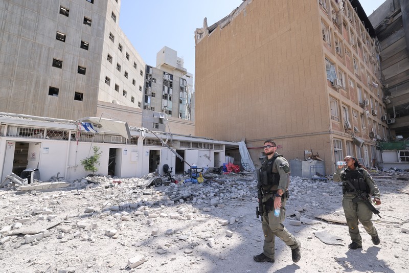Suasana kompleks rumah sakit Soroka setelah terkena rudal yang ditembakkan dari Iran di Beer Sheva, Israel, Kamis (19/6/2025). (Marc Israel Sellem/Pool via REUTERS)