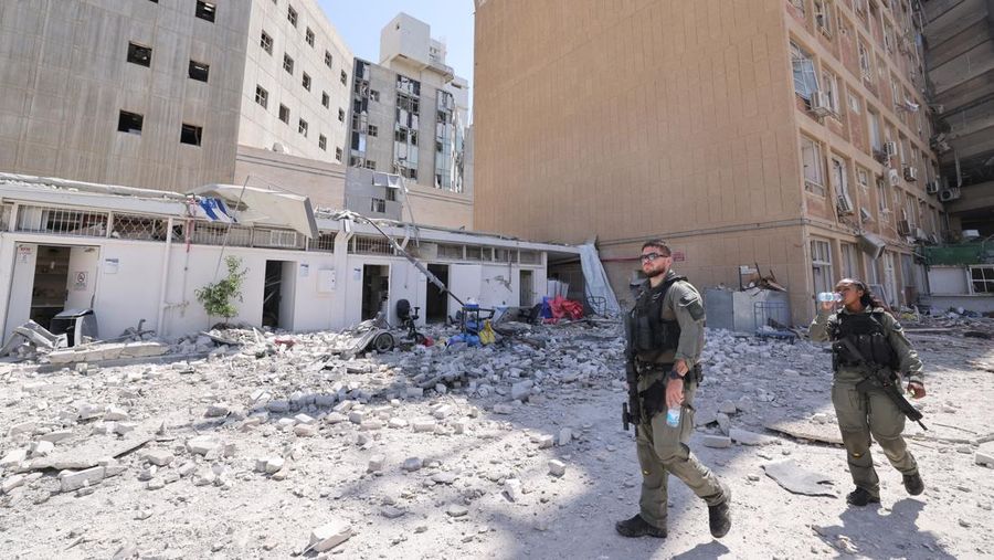 Suasana kompleks rumah sakit Soroka setelah terkena rudal yang ditembakkan dari Iran di Beer Sheva, Israel, Kamis (19/6/2025). (Marc Israel Sellem/Pool via REUTERS)