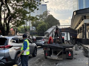 Sempat Bikin Macet, Truk Tabrak Halte TransJ di Gatsu Sudah Dievakuasi