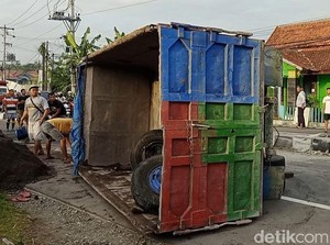 Truk Pasir Terguling Usai Tabrak Median Jalan Dekat Exit Tol Klaten
