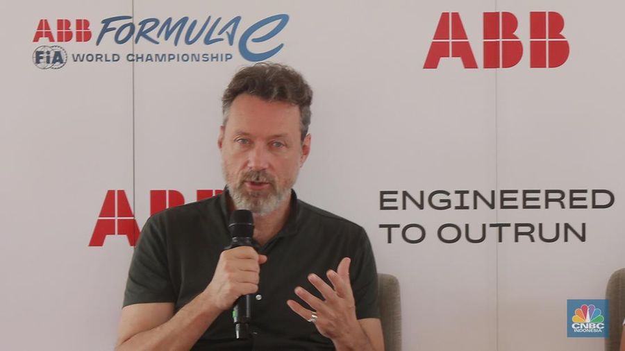 Penasihat Sains Utama di Climate Analytics dan Profesor tambahan di Program MPP di Universitas Islam Internasional Indonesia (UII), Michiel Schaeffer dalam konferensi pers gelaran ABB FIA Formula E World Championship. (CNBC Indonesia/Muhamad Sabki)