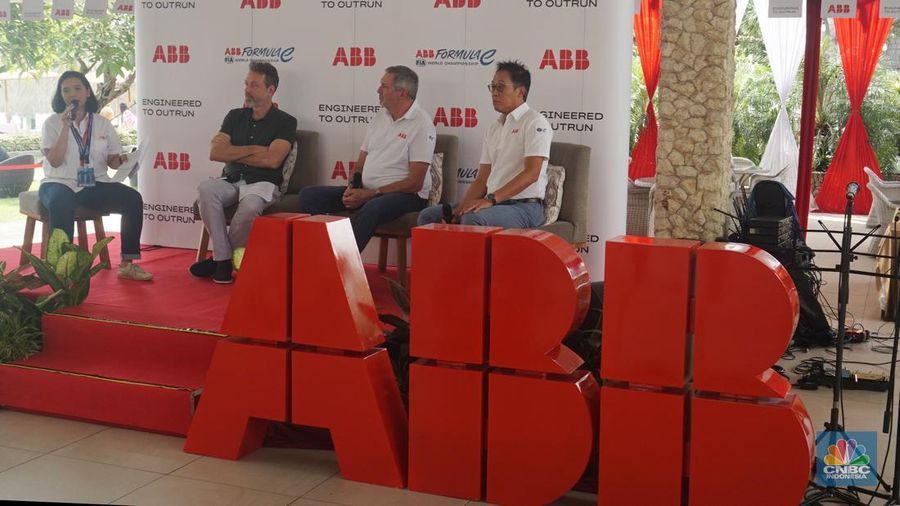 Prof. Dr. Michiel Schaeffer, Lead Science Advisor di Climate Analytics, Presiden Divisi Motion System Drives ABB, Chris Poynter dan Gerard Chan, President Director & Country Holding Officer ABB Indonesia (kiri ke kanan) dalam konferensi pers gelaran ABB FIA Formula E World Championship. (CNBC Indonesia/Muhamad Sabki)