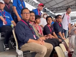 Gaya Merakyat Anies Baswedan di Formula E Jakarta, Duduk di Tribun Murah