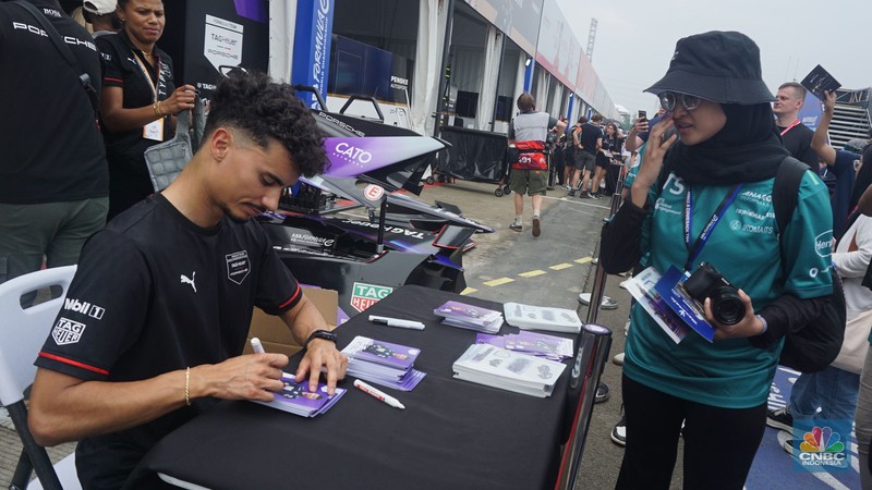 Antusias suporter mengikuti pit walk sekaligus sesi fan sign bersama pembalap Formula E Sam Bird dan Barnard di Jakarta International E-Prix Circuit (JIEC), Ancol, Jakarta Utara, Sabtu, (21/6/2025). (CNBC Indonesia/Muhamad Sabki) Antusias suporter mengikuti pit walk sekaligus sesi fan sign bersama pembalap Formula E Sam Bird dan Barnard di Jakarta International E-Prix Circuit (JIEC), Ancol, Jakarta Utara, Sabtu, (21/6/2025). (CNBC Indonesia/Muhamad Sabki)
