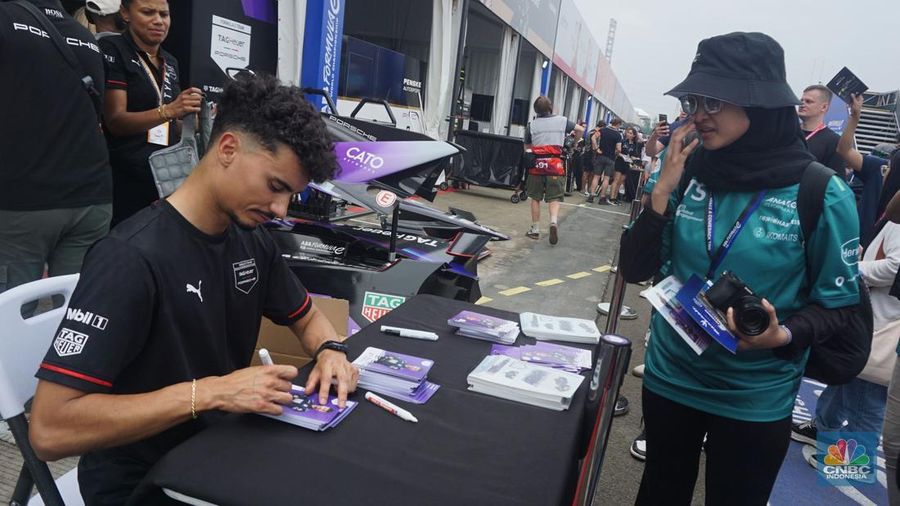 Antusias suporter mengikuti pit walk sekaligus sesi fan sign bersama pembalap Formula E Sam Bird dan Barnard  di Jakarta International E-Prix Circuit (JIEC), Ancol, Jakarta Utara, Sabtu, (21/6/2025). (CNBC Indonesia/Muhamad Sabki)