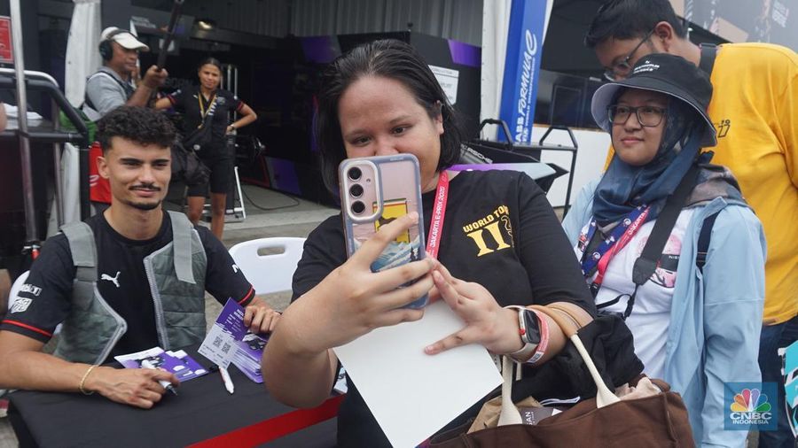 Antusias suporter mengikuti pit walk sekaligus sesi fan sign bersama pembalap Formula E Sam Bird dan Barnard  di Jakarta International E-Prix Circuit (JIEC), Ancol, Jakarta Utara, Sabtu, (21/6/2025). (CNBC Indonesia/Muhamad Sabki)