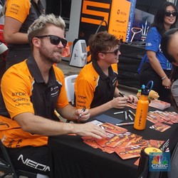 Potret Penonton Antusias Ramaikan Pit Walk dan Fan Sign Formula E