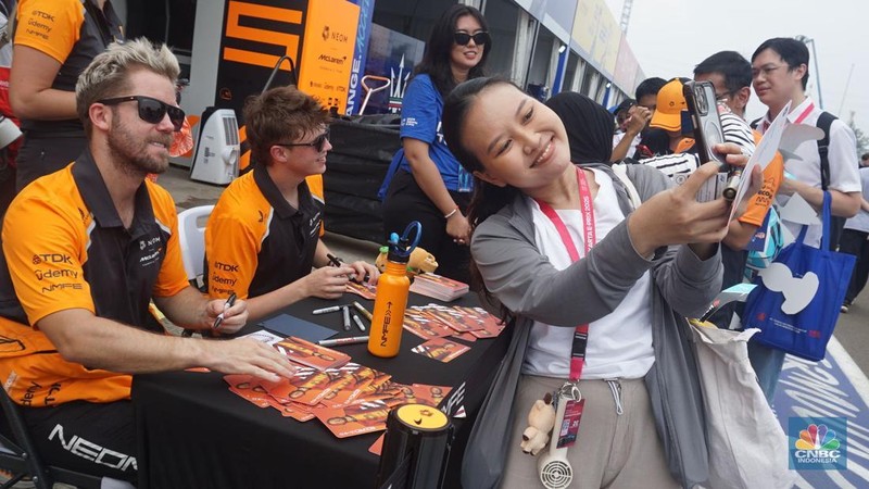 Antusias suporter mengikuti pit walk sekaligus sesi fan sign bersama pembalap Formula E Sam Bird dan Barnard  di Jakarta International E-Prix Circuit (JIEC), Ancol, Jakarta Utara, Sabtu, (21/6/2025). (CNBC Indonesia/Muhamad Sabki)