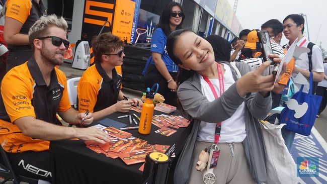 Potret Penonton Antusias Ramaikan Pit Walk dan Fan Sign Formula E Jaka