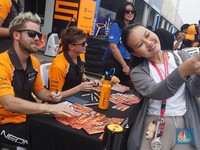 Potret Penonton Antusias Ramaikan Pit Walk dan Fan Sign Formula E