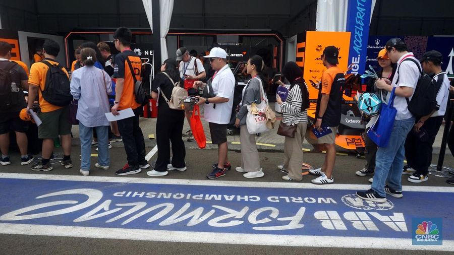 Antusias suporter mengikuti pit walk sekaligus sesi fan sign bersama pembalap Formula E Sam Bird dan Barnard  di Jakarta International E-Prix Circuit (JIEC), Ancol, Jakarta Utara, Sabtu, (21/6/2025). (CNBC Indonesia/Muhamad Sabki)