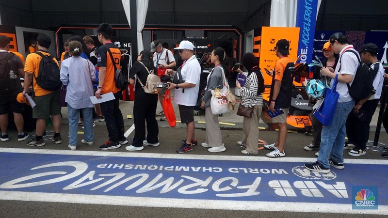 Antusias suporter mengikuti pit walk sekaligus sesi fan sign bersama pembalap Formula E Sam Bird dan Barnard  di Jakarta International E-Prix Circuit (JIEC), Ancol, Jakarta Utara, Sabtu, (21/6/2025). (CNBC Indonesia/Muhamad Sabki)