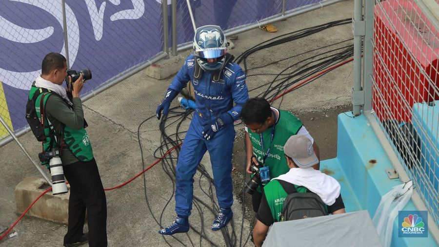 Pembalap Kiro Cupra, Dan Ticktum meraih kemenangan perdananya di ABB Formula E World Championship atau yang dikenal sebagai Formula E,  di Jakarta International E-Prix Circuit (JIEC), Ancol, Jakarta Utara, Sabtu, (21/6/2025). (CNBC Indonesia/Muhamad Sabki)
