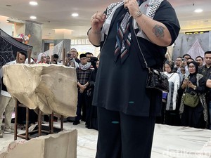 Ivan Gunawan Rilis Hijab untuk Dukung Palestina, Keuntungan Didonasikan
