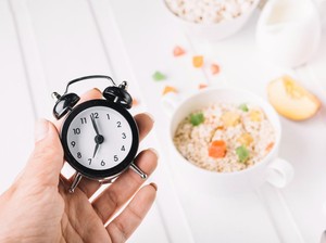 Sering Makan Malam Larut? Geser ke Jam 6 Sore, Ini 4 Manfaatnya