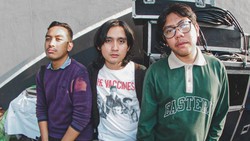 LOR Kembali dengan Single Emosional Give Me a Reason to Stay