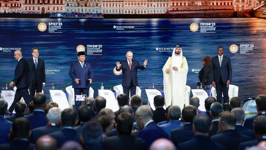 Presiden Indonesia Prabowo Subianto berpidato dalam sesi pleno Forum Ekonomi Internasional St. Petersburg (SPIEF) di Saint Petersburg, Rusia, 20 Juni 2025. (REUTERS/Anton Vaganov) Presiden Indonesia Prabowo Subianto berpidato dalam sesi pleno Forum Ekonomi Internasional St. Petersburg (SPIEF) di Saint Petersburg, Rusia, 20 Juni 2025. (REUTERS/Anton Vaganov)