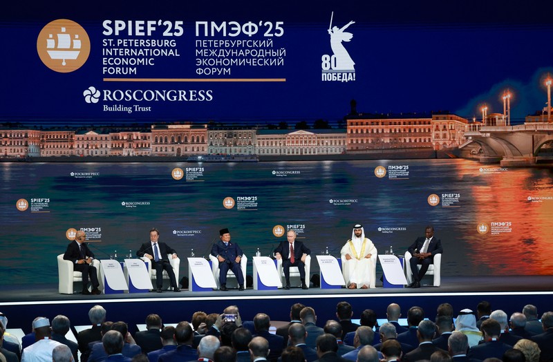 Presiden Indonesia Prabowo Subianto berpidato dalam sesi pleno Forum Ekonomi Internasional St. Petersburg (SPIEF) di Saint Petersburg, Rusia, 20 Juni 2025. (REUTERS/Anton Vaganov) Presiden Indonesia Prabowo Subianto berpidato dalam sesi pleno Forum Ekonomi Internasional St. Petersburg (SPIEF) di Saint Petersburg, Rusia, 20 Juni 2025. (REUTERS/Anton Vaganov)