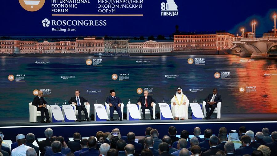 Presiden Indonesia Prabowo Subianto berpidato dalam sesi pleno Forum Ekonomi Internasional St. Petersburg (SPIEF) di Saint Petersburg, Rusia, 20 Juni 2025. (REUTERS/Anton Vaganov) Presiden Indonesia Prabowo Subianto berpidato dalam sesi pleno Forum Ekonomi Internasional St. Petersburg (SPIEF) di Saint Petersburg, Rusia, 20 Juni 2025. (REUTERS/Anton Vaganov)