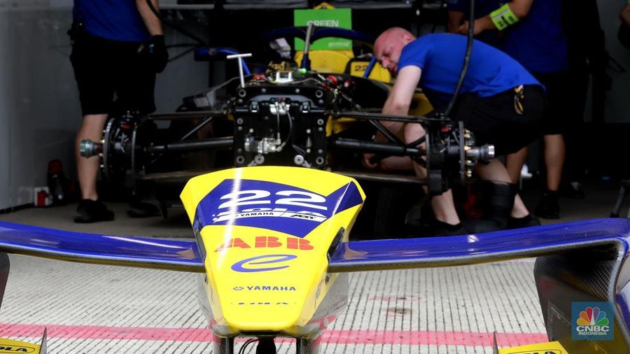 Antusias suporter mengikuti pit walk sekaligus sesi fan sign bersama pembalap Formula E Sam Bird dan Barnard  di Jakarta International E-Prix Circuit (JIEC), Ancol, Jakarta Utara, Sabtu, (21/6/2025). (CNBC Indonesia/Muhamad Sabki)