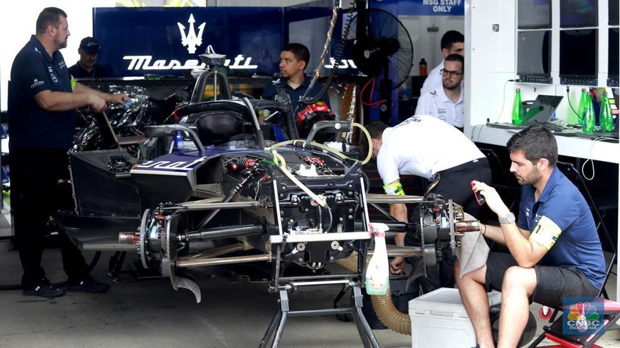 Antusias suporter mengikuti pit walk sekaligus sesi fan sign bersama pembalap Formula E Sam Bird dan Barnard  di Jakarta International E-Prix Circuit (JIEC), Ancol, Jakarta Utara, Sabtu, (21/6/2025). (CNBC Indonesia/Muhamad Sabki)
