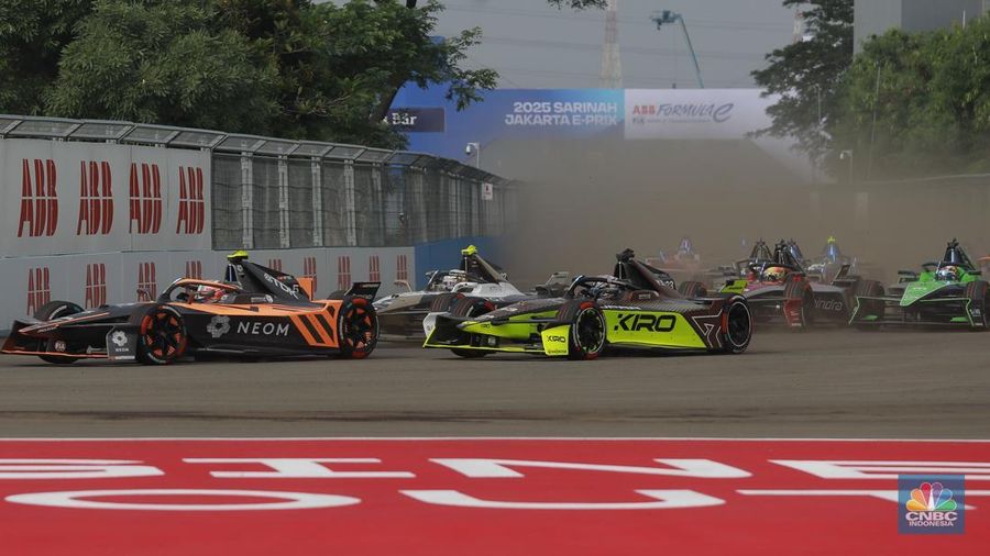 Pembalap Kiro Cupra, Dan Ticktum meraih kemenangan perdananya di ABB Formula E World Championship atau yang dikenal sebagai Formula E, di Jakarta International E-Prix Circuit (JIEC), Ancol, Jakarta Utara, Sabtu, (21/6/2025). (CNBC Indonesia/Muhamad Sabki) Pembalap Kiro Cupra, Dan Ticktum meraih kemenangan perdananya di ABB Formula E World Championship atau yang dikenal sebagai Formula E, di Jakarta International E-Prix Circuit (JIEC), Ancol, Jakarta Utara, Sabtu, (21/6/2025). (CNBC Indonesia/Muhamad Sabki)