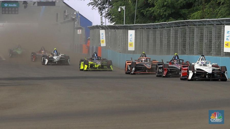 Pembalap Kiro Cupra, Dan Ticktum meraih kemenangan perdananya di ABB Formula E World Championship atau yang dikenal sebagai Formula E,  di Jakarta International E-Prix Circuit (JIEC), Ancol, Jakarta Utara, Sabtu, (21/6/2025). (CNBC Indonesia/Muhamad Sabki)