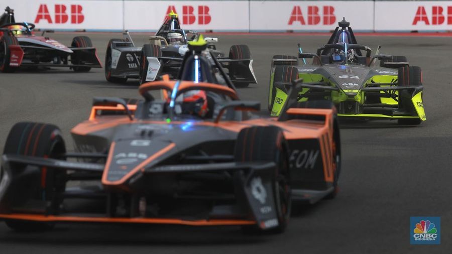 Pembalap Kiro Cupra, Dan Ticktum meraih kemenangan perdananya di ABB Formula E World Championship atau yang dikenal sebagai Formula E,  di Jakarta International E-Prix Circuit (JIEC), Ancol, Jakarta Utara, Sabtu, (21/6/2025). (CNBC Indonesia/Muhamad Sabki)