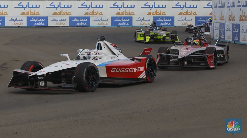 Pembalap Kiro Cupra, Dan Ticktum meraih kemenangan perdananya di ABB Formula E World Championship atau yang dikenal sebagai Formula E, di Jakarta International E-Prix Circuit (JIEC), Ancol, Jakarta Utara, Sabtu, (21/6/2025). (CNBC Indonesia/Muhamad Sabki) Pembalap Kiro Cupra, Dan Ticktum meraih kemenangan perdananya di ABB Formula E World Championship atau yang dikenal sebagai Formula E, di Jakarta International E-Prix Circuit (JIEC), Ancol, Jakarta Utara, Sabtu, (21/6/2025). (CNBC Indonesia/Muhamad Sabki)