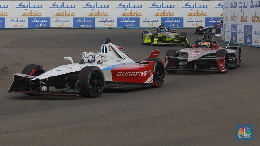 Pembalap Kiro Cupra, Dan Ticktum meraih kemenangan perdananya di ABB Formula E World Championship atau yang dikenal sebagai Formula E,  di Jakarta International E-Prix Circuit (JIEC), Ancol, Jakarta Utara, Sabtu, (21/6/2025). (CNBC Indonesia/Muhamad Sabki)