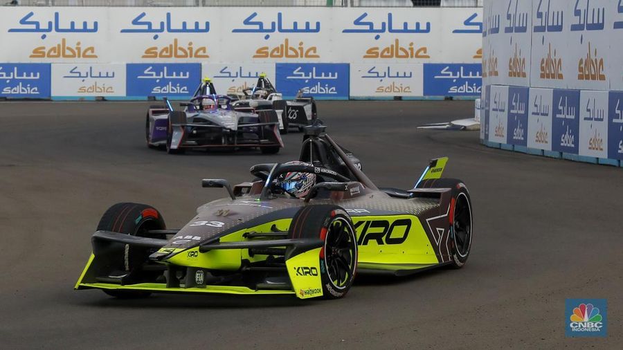 Pembalap Kiro Cupra, Dan Ticktum meraih kemenangan perdananya di ABB Formula E World Championship atau yang dikenal sebagai Formula E,  di Jakarta International E-Prix Circuit (JIEC), Ancol, Jakarta Utara, Sabtu, (21/6/2025). (CNBC Indonesia/Muhamad Sabki)