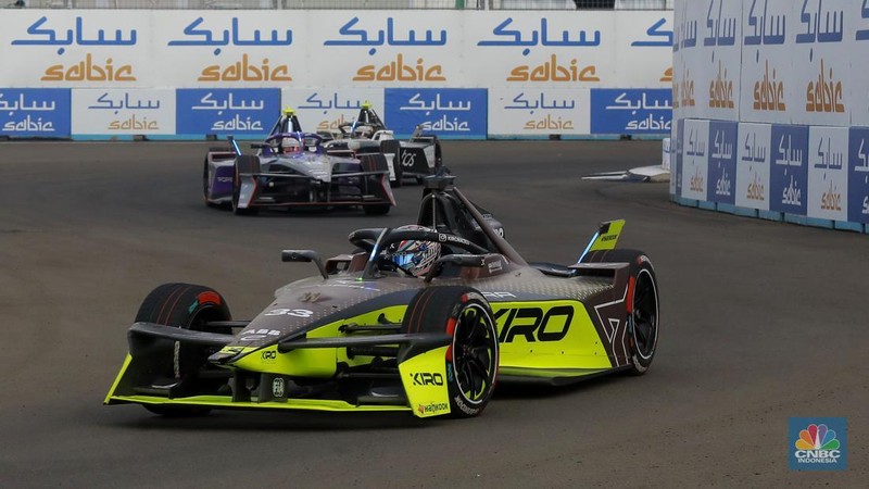 Pembalap Kiro Cupra, Dan Ticktum meraih kemenangan perdananya di ABB Formula E World Championship atau yang dikenal sebagai Formula E,  di Jakarta International E-Prix Circuit (JIEC), Ancol, Jakarta Utara, Sabtu, (21/6/2025). (CNBC Indonesia/Muhamad Sabki)