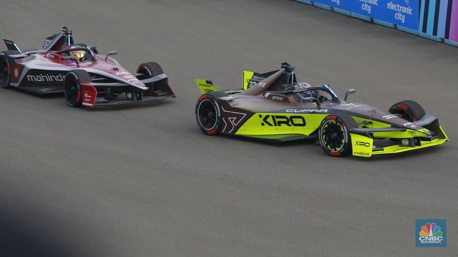 Pembalap Kiro Cupra, Dan Ticktum meraih kemenangan perdananya di ABB Formula E World Championship atau yang dikenal sebagai Formula E,  di Jakarta International E-Prix Circuit (JIEC), Ancol, Jakarta Utara, Sabtu, (21/6/2025). (CNBC Indonesia/Muhamad Sabki)