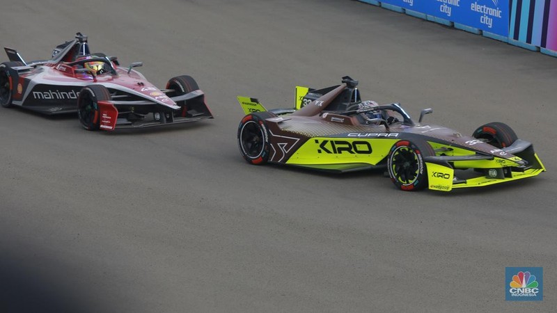 Pembalap Kiro Cupra, Dan Ticktum meraih kemenangan perdananya di ABB Formula E World Championship atau yang dikenal sebagai Formula E,  di Jakarta International E-Prix Circuit (JIEC), Ancol, Jakarta Utara, Sabtu, (21/6/2025). (CNBC Indonesia/Muhamad Sabki)