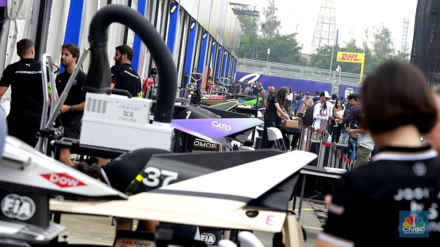 Antusias suporter mengikuti pit walk sekaligus sesi fan sign bersama pembalap Formula E Sam Bird dan Barnard  di Jakarta International E-Prix Circuit (JIEC), Ancol, Jakarta Utara, Sabtu, (21/6/2025). (CNBC Indonesia/Muhamad Sabki)