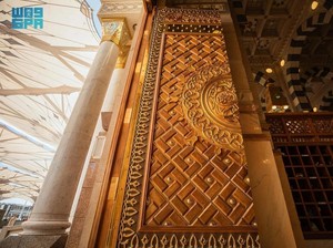 Kemegahan Pintu Masjid Nabawi, Dibuat dari Kayu Jati dan Tembaga Berlapis Emas