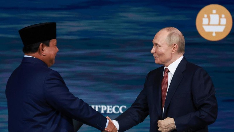 Presiden Indonesia Prabowo Subianto berpidato dalam sesi pleno Forum Ekonomi Internasional St. Petersburg (SPIEF) di Saint Petersburg, Rusia, 20 Juni 2025. (REUTERS/Anton Vaganov)