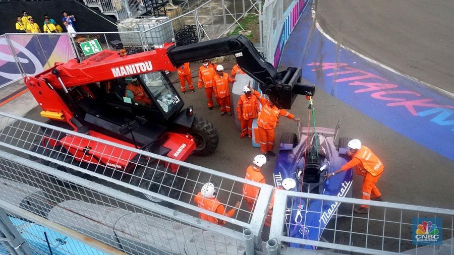 Pembalap Kiro Cupra, Dan Ticktum meraih kemenangan perdananya di ABB Formula E World Championship atau yang dikenal sebagai Formula E,  di Jakarta International E-Prix Circuit (JIEC), Ancol, Jakarta Utara, Sabtu, (21/6/2025). (CNBC Indonesia/Muhamad Sabki)