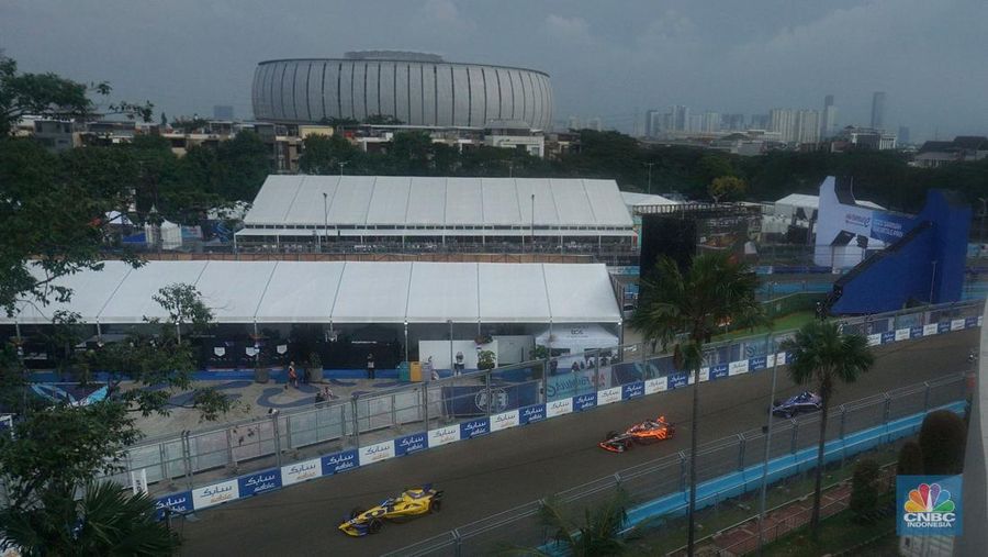Pembalap Kiro Cupra, Dan Ticktum meraih kemenangan perdananya di ABB Formula E World Championship atau yang dikenal sebagai Formula E,  di Jakarta International E-Prix Circuit (JIEC), Ancol, Jakarta Utara, Sabtu, (21/6/2025). (CNBC Indonesia/Muhamad Sabki)