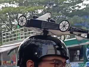 Video Gaya Penonton Formula E Jakarta: Pakai Helm Miniatur Mobil Balap