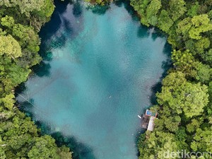 Danau Labuan Cermin, Pesona Dua Rasa dari Biduk-Biduk Berau