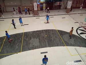 Saat Atrium Mal di Cirebon Disulap Jadi Arena Sepakbola Unik