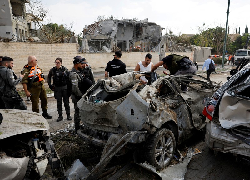 Kaca depan mobil yang pecah terlihat di lokasi jatuhnya pesawat setelah serangan Iran ke Israel, di tengah konflik Iran-Israel, di Nes Ziona, Israel, 22 Juni 2025. (REUTERS/Ammar Awad) Kaca depan mobil yang pecah terlihat di lokasi jatuhnya pesawat setelah serangan Iran ke Israel, di tengah konflik Iran-Israel, di Nes Ziona, Israel, 22 Juni 2025. (REUTERS/Ammar Awad)