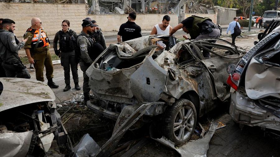 Kaca depan mobil yang pecah terlihat di lokasi jatuhnya pesawat setelah serangan Iran ke Israel, di tengah konflik Iran-Israel, di Nes Ziona, Israel, 22 Juni 2025. (REUTERS/Ammar Awad)