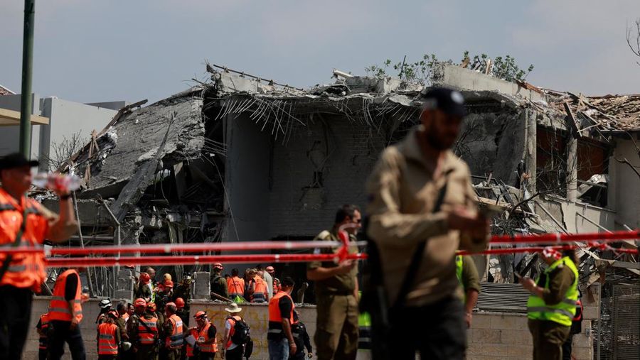 Anggota pasukan keamanan Israel bekerja di lokasi serangan setelah serangan Iran terhadap Israel, di tengah konflik Iran-Israel, di Nes Ziona, Israel, 22 Juni 2025. (REUTERS/Ammar Awad)