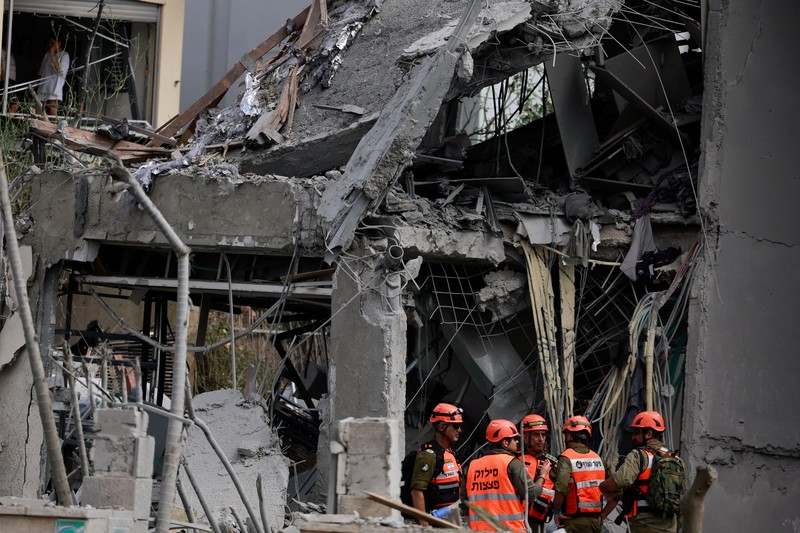 Kaca depan mobil yang pecah terlihat di lokasi jatuhnya pesawat setelah serangan Iran ke Israel, di tengah konflik Iran-Israel, di Nes Ziona, Israel, 22 Juni 2025. (REUTERS/Ammar Awad) Kaca depan mobil yang pecah terlihat di lokasi jatuhnya pesawat setelah serangan Iran ke Israel, di tengah konflik Iran-Israel, di Nes Ziona, Israel, 22 Juni 2025. (REUTERS/Ammar Awad)