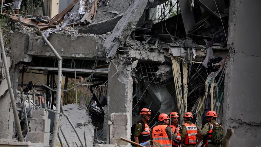 Kaca depan mobil yang pecah terlihat di lokasi jatuhnya pesawat setelah serangan Iran ke Israel, di tengah konflik Iran-Israel, di Nes Ziona, Israel, 22 Juni 2025. (REUTERS/Ammar Awad)